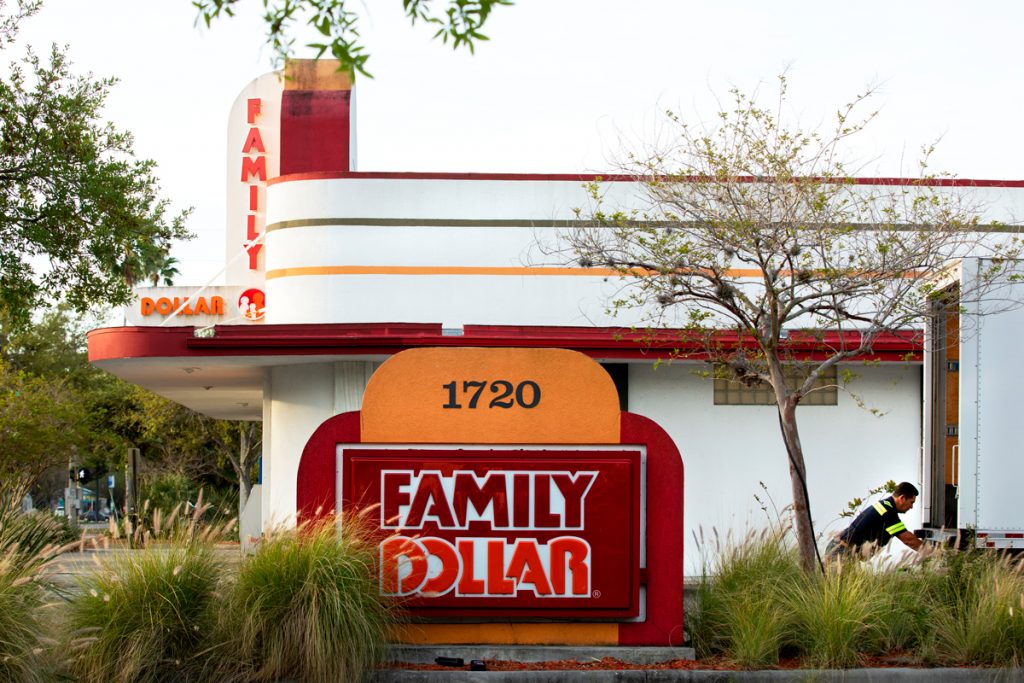 Le bâtiment extérieur d'un dollar familial à Saint-Pétersbourg, en Floride.