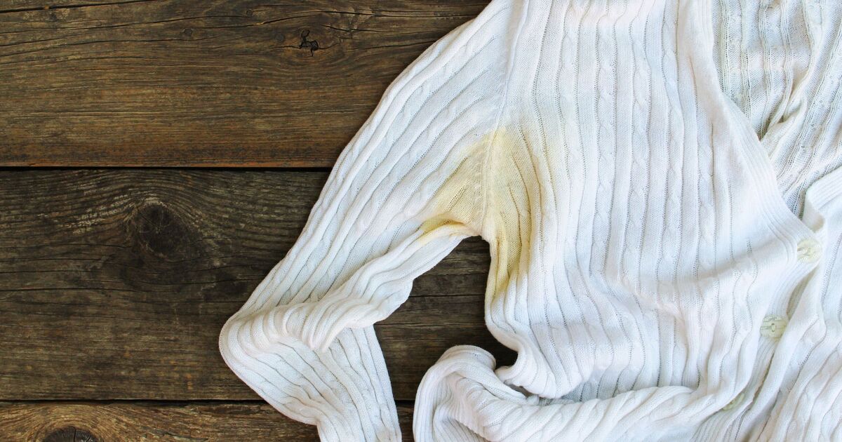 Les taches de déodorant jaune nettoieront les vêtements plus rapidement avec un article ménage inhabituel