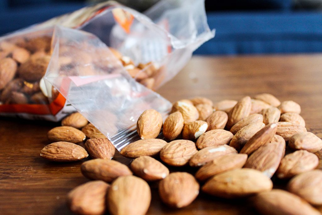 Un sac d'amandes se trouve sur une table.