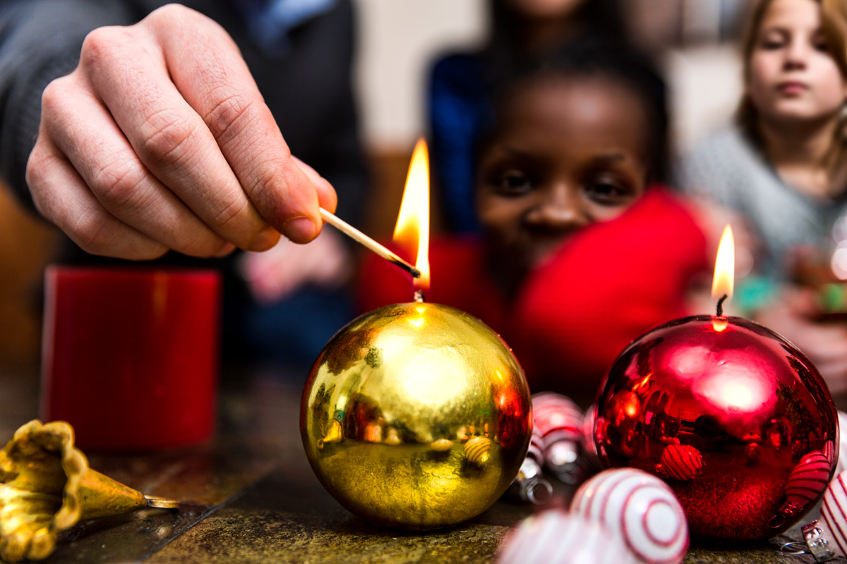 Une bougie La forme d'un ornement est allumée le jour de Noël.