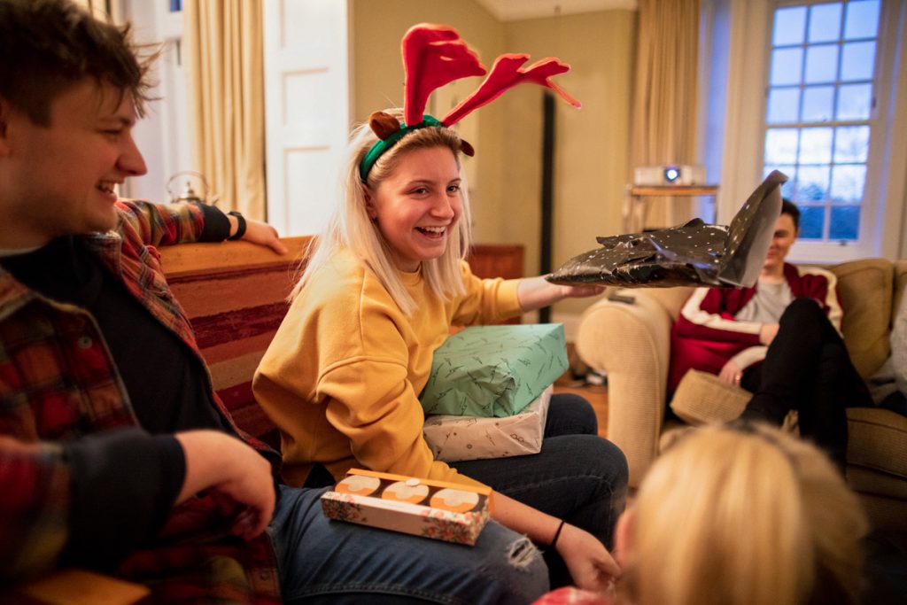 Les gens ouvrent des cadeaux