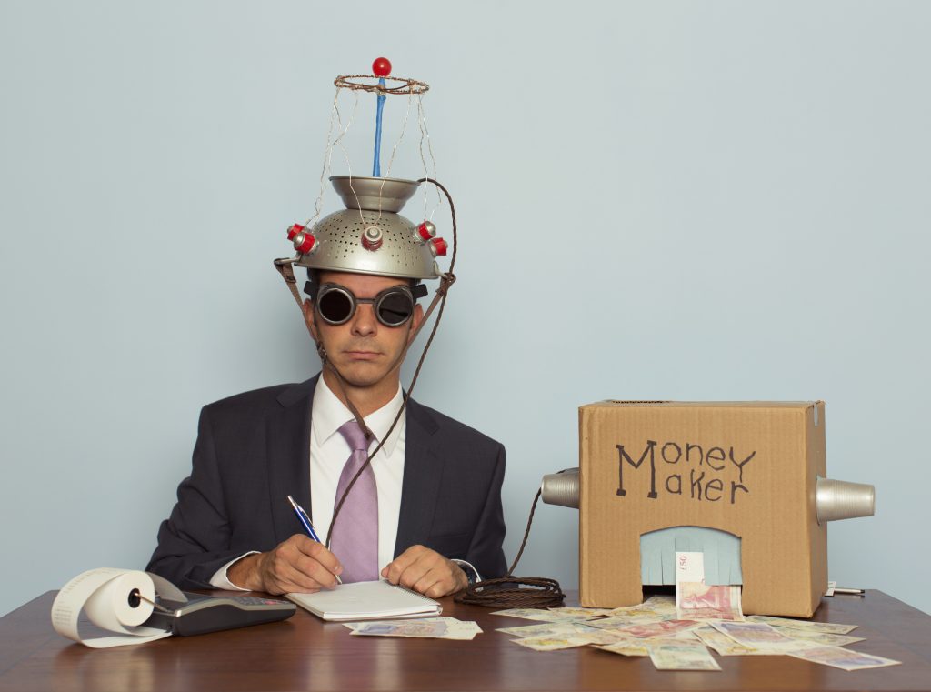 Homme d'affaires avec casque et machine à argent