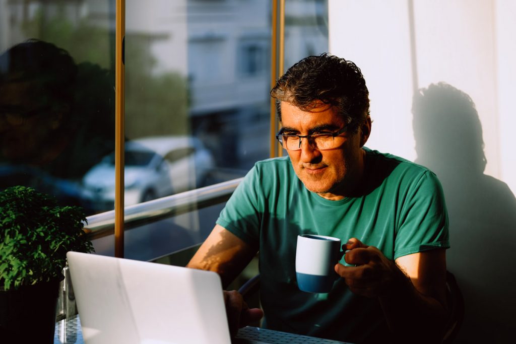Un homme travaille à domicile.
