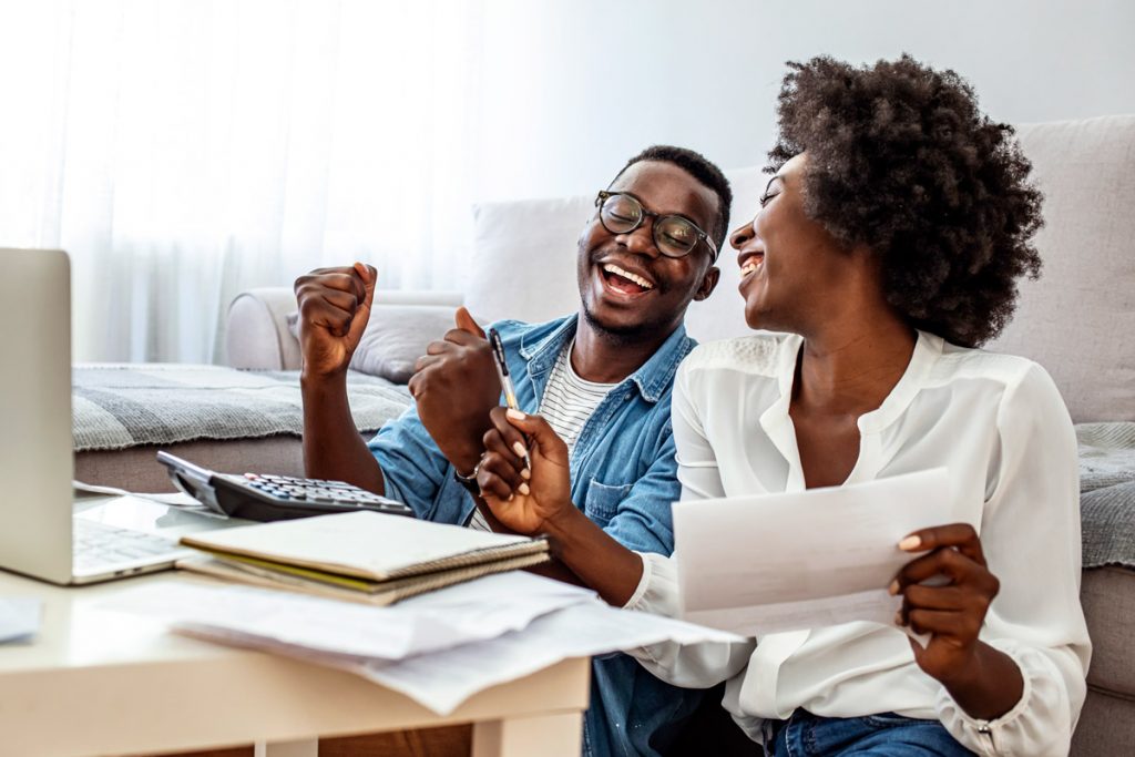 Un couple a l'air heureux car une facture est payée.