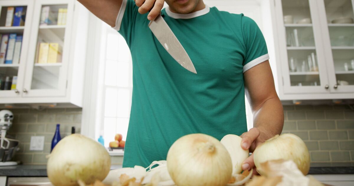 Faire cette étape avant de préparer les oignons les rendra plus faciles à hacher