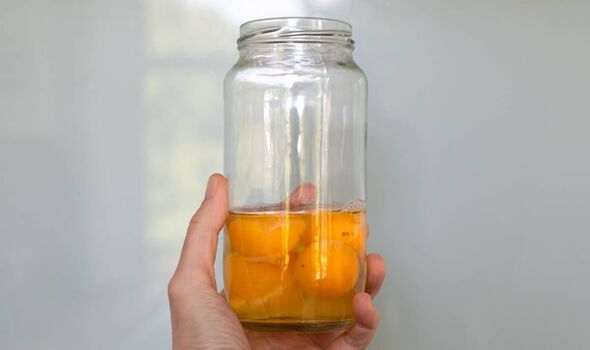 vieilles pêches dans un bocal