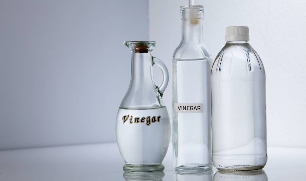 Trois bouteilles de vinaigre blanc