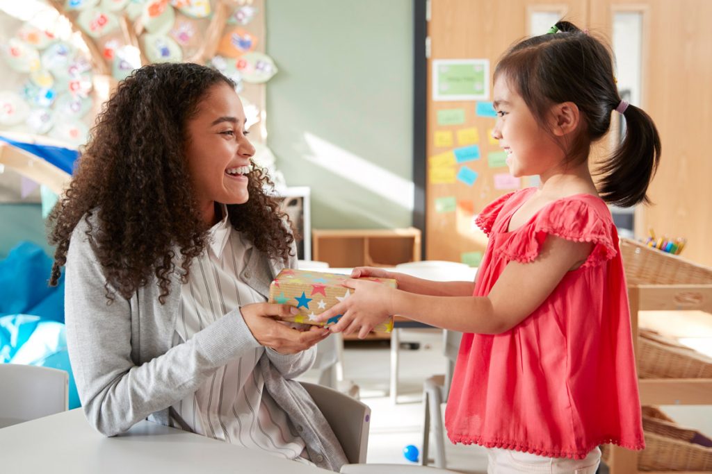 Besoin d'un cadeau d'enseignant cette saison des fêtes? Voici 21 moins de 10 $