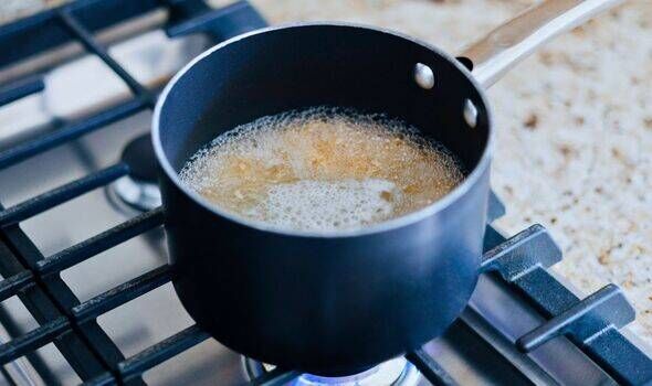 Image de la cuisson du riz dans l'eau