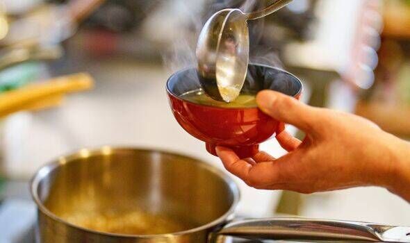 Photo de bouillon de poulet dans un pot
