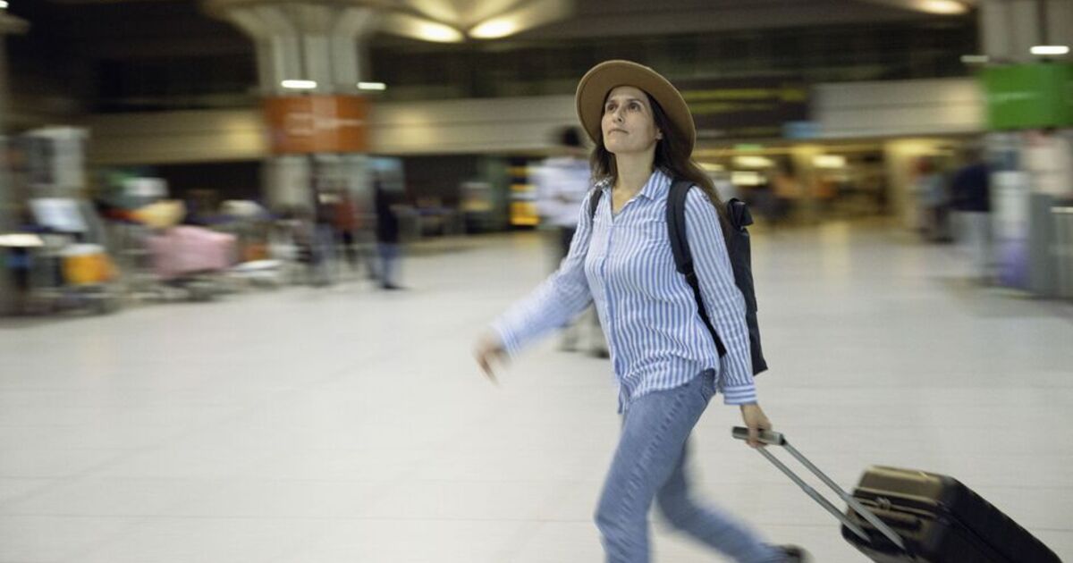 La femme arrive à l'aéroport 45 minutes avant le vol pour voir si elle va réellement continuer