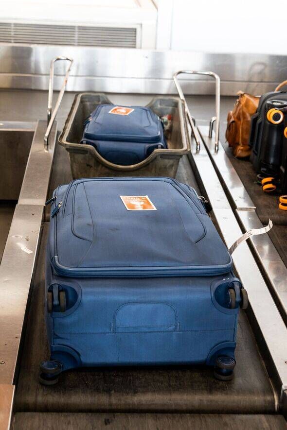Sacs à bagages avec un autocollant fragile