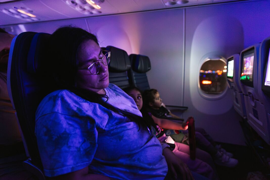 Famille voyageant dans l'avion ensemble Famille voyageant dans l'avion ensemble