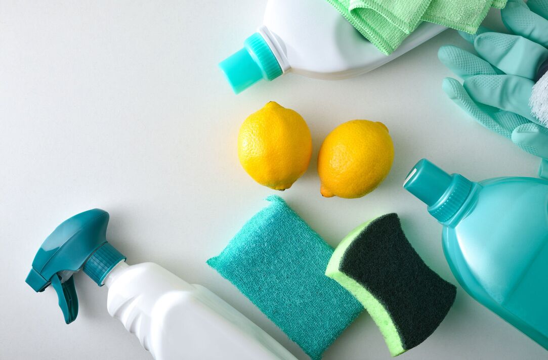 Produits de nettoyage avec des citrons
