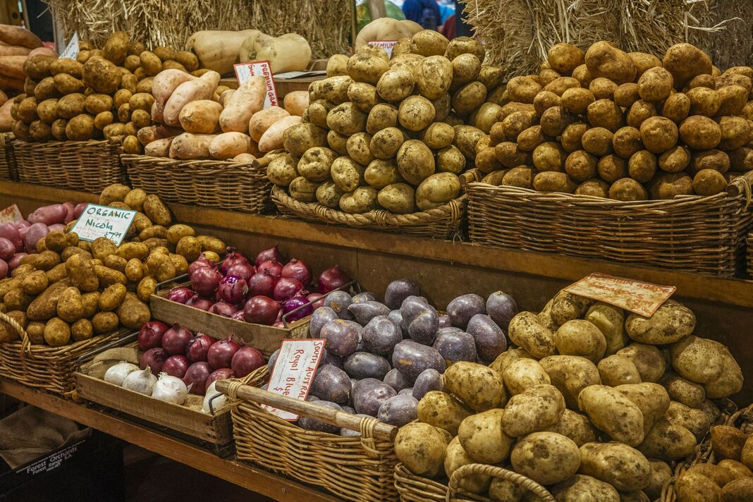 Pommes de terre dans un marché