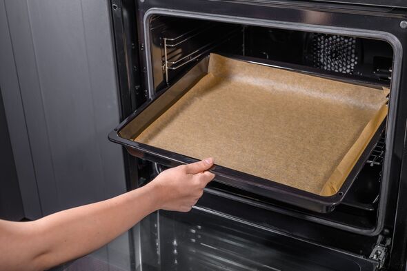 Un plateau de cuisson en métal avec une couche de papier sulfurisé
