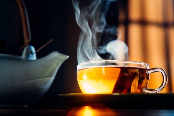 Une tasse de thé chaud sur une table.