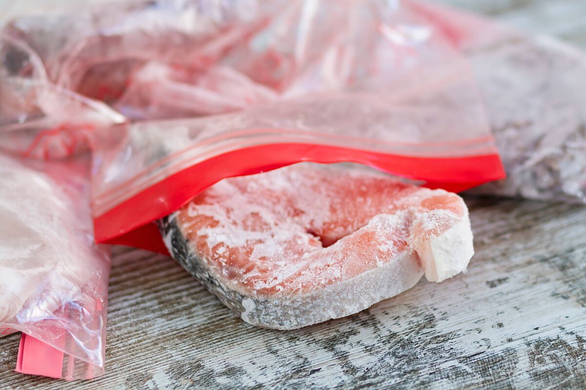 Aliments surgelés dans des sacs en plastique individuels, protéines.