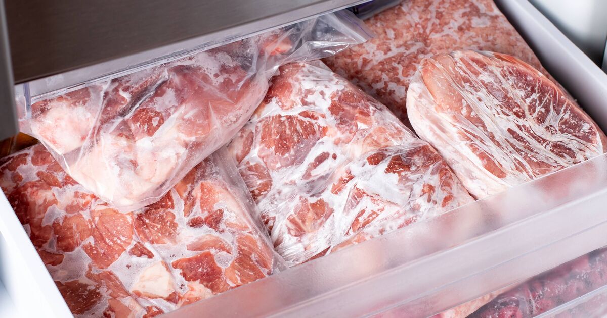 Defrost viande en quelques minutes en utilisant une astuce «génie» avec un article de cuisine commune