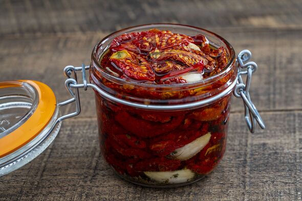 Tomates rouges séchées au soleil avec de l'ail, huile d'olive