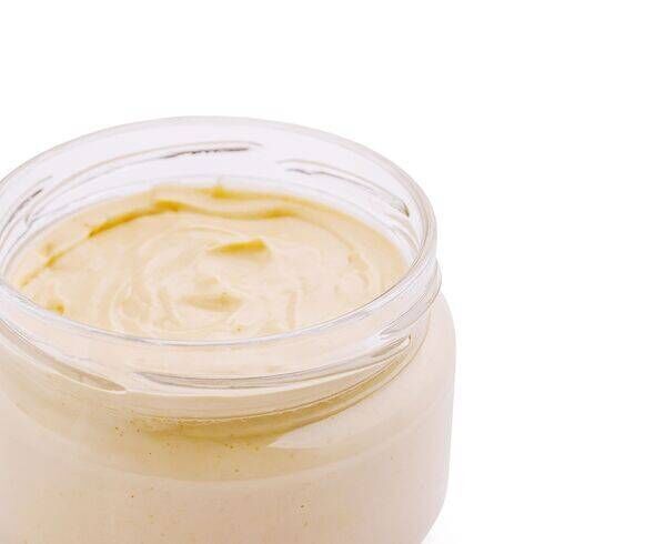 Pâte à tartiner crémeuse naturelle ou mayonnaise dans un pot en verre