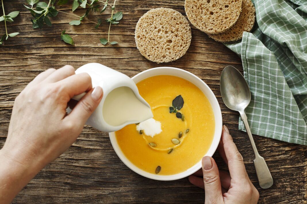 Soupe crémeuse à la citrouille sur fond de bois foncé