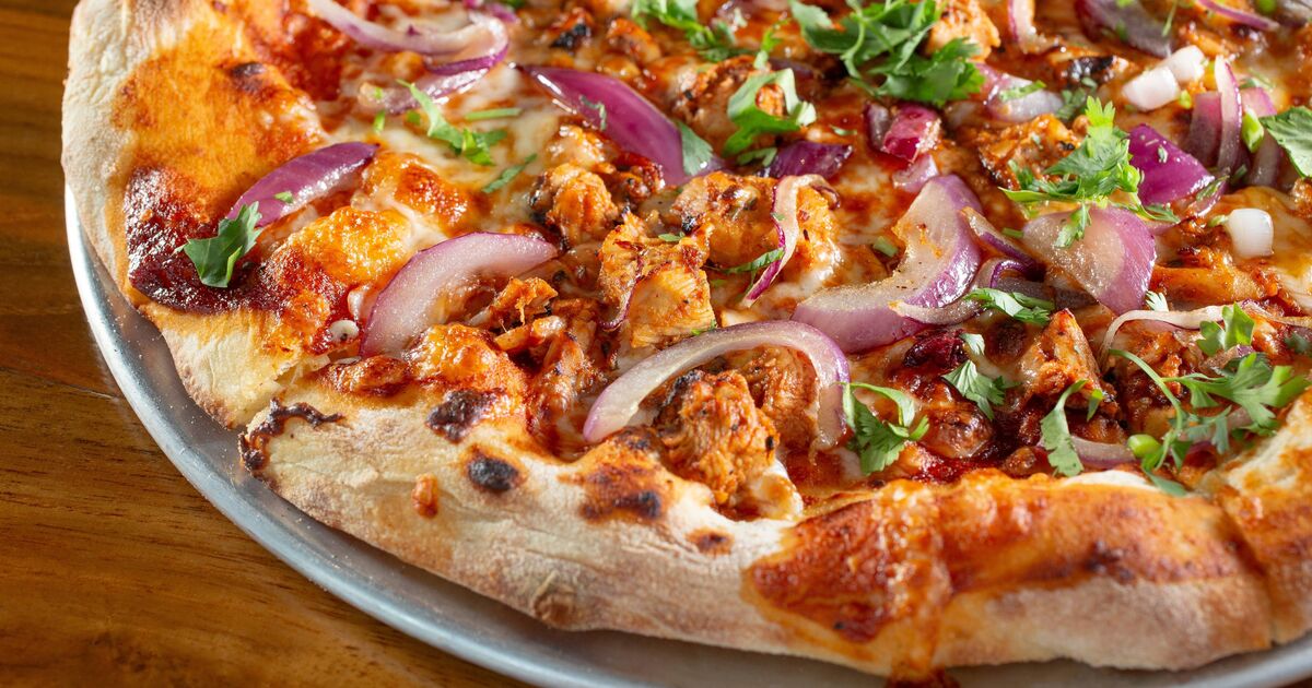 Un expert en étiquette partage la « bonne » façon de manger de la pizza, car beaucoup le font mal