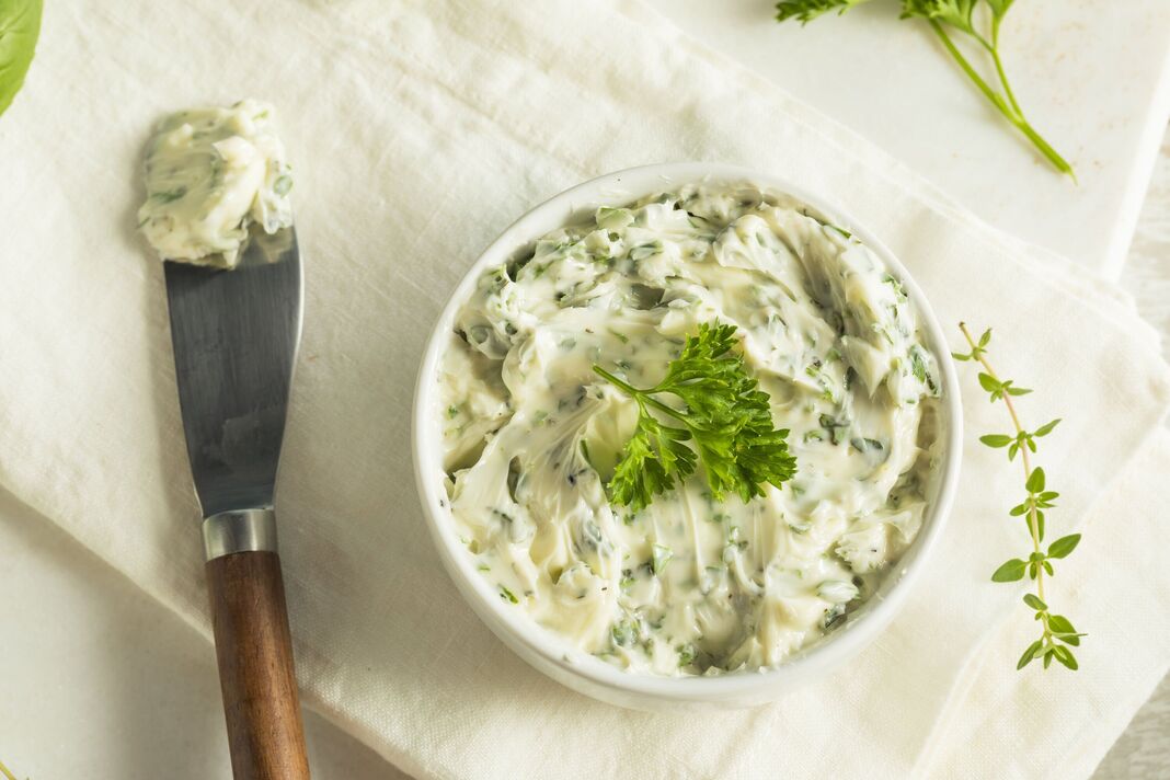 Beurre aux herbes biologiques fait maison
