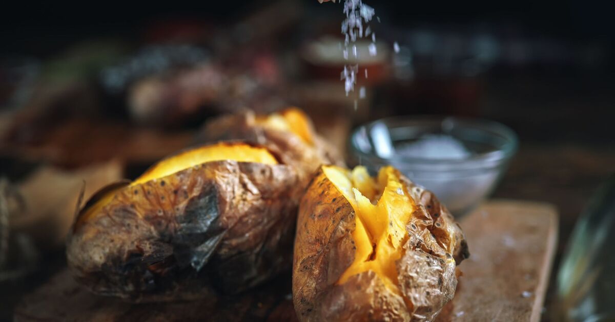 Les pommes de terre en veste seront extra croustillantes et pleines de saveur avec 1 étape supplémentaire avant la cuisson