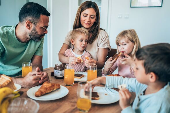 Joyeuse famille prenant le petit déjeuner ensemble