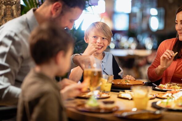 Une famille prenant un repas ensemble dans un restaurant