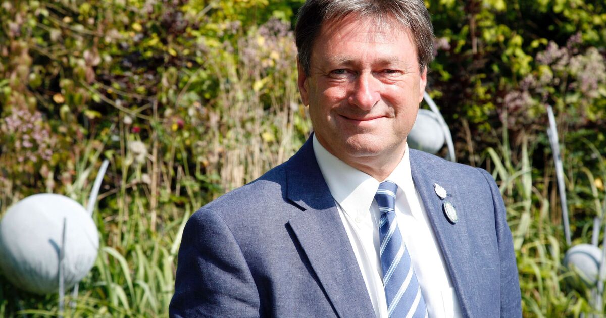 Le conseil d'Alan Titchmarsh « une pelouse plus verte pour le printemps » élimine la mousse et les zones chauves