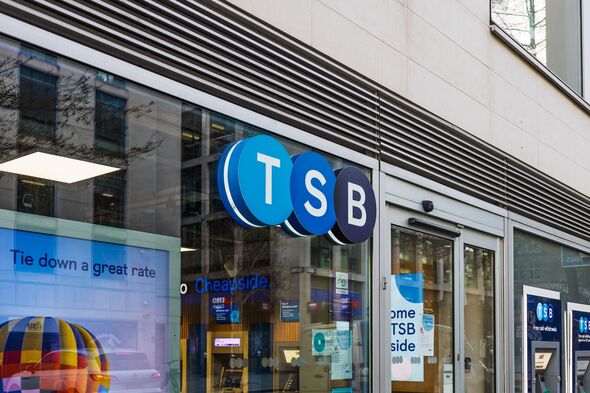 Extérieur de la succursale bancaire TSB avec signalisation bleue claire Extérieur de la succursale bancaire TSB avec signalisation bleue claire