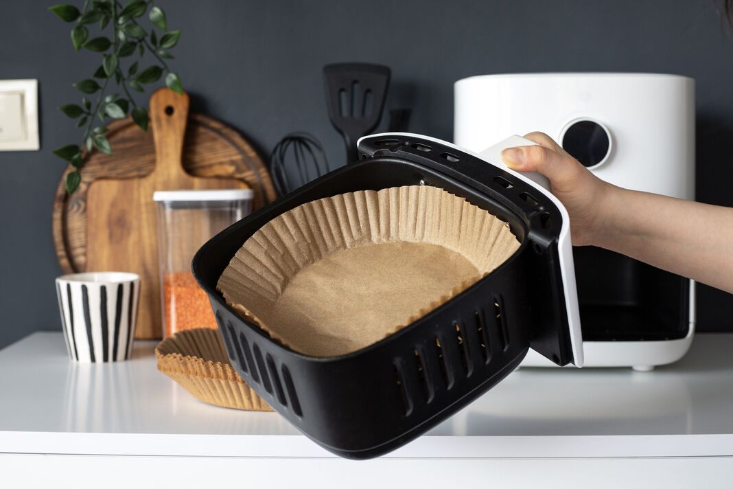 Aliments sains de la friteuse. Papier ciré jetable pour votre friteuse.