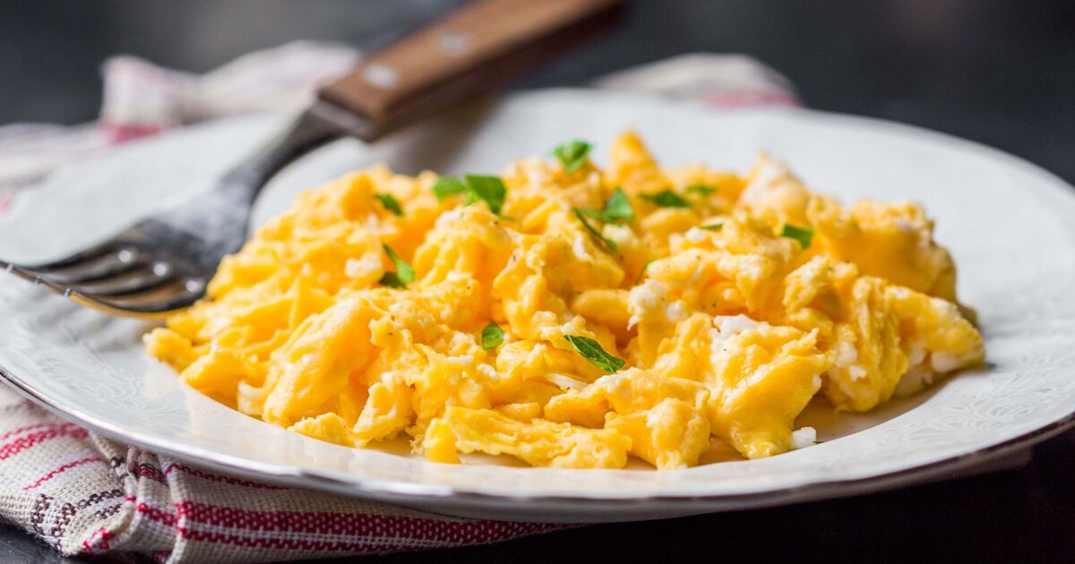 Les œufs brouillés seront « parfaits à chaque fois » lorsque vous ajoutez 1 aliment de base du réfrigérateur dans la poêle.