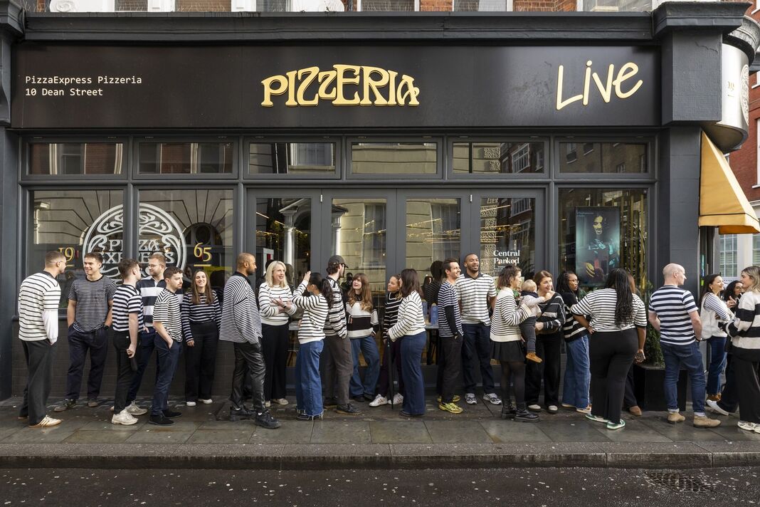   Les gens font la queue pour une pizza