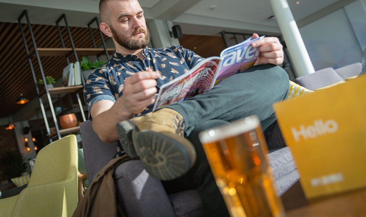 Homme dans le salon de l'aéroport de Gatwick