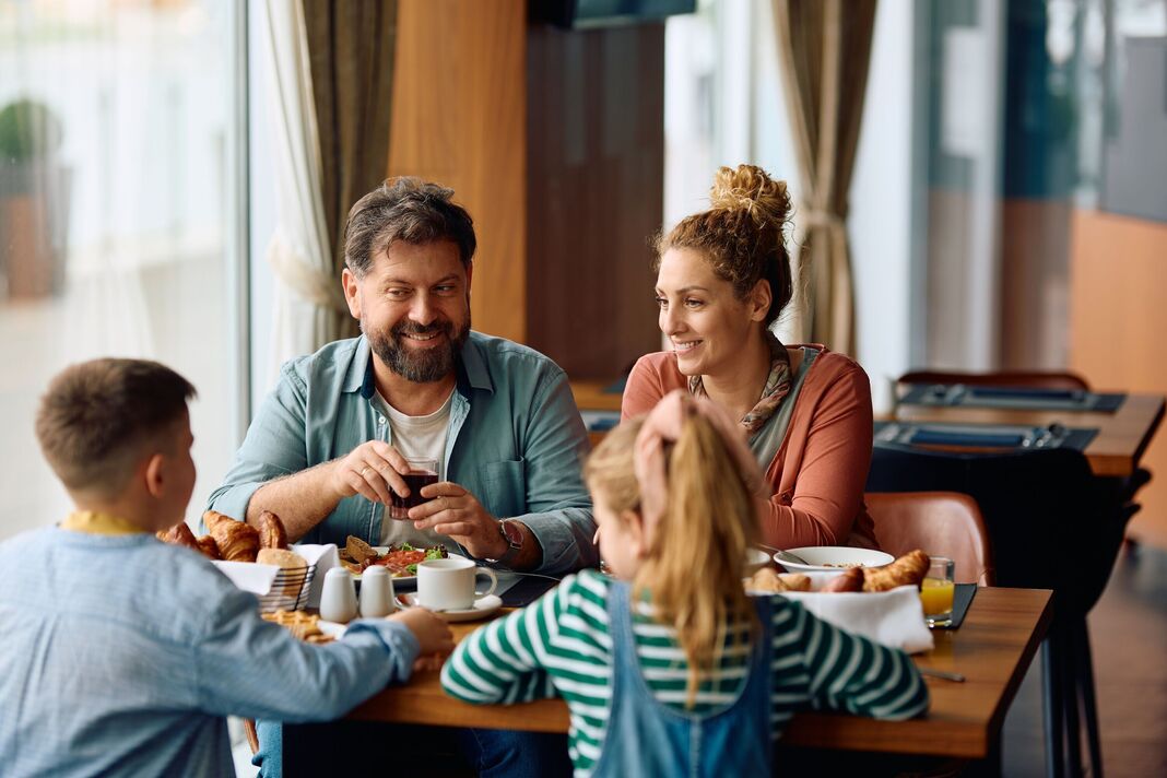 Héhé, parlant en prenant son petit-déjeuner dans un restaurant de l'hôtel.