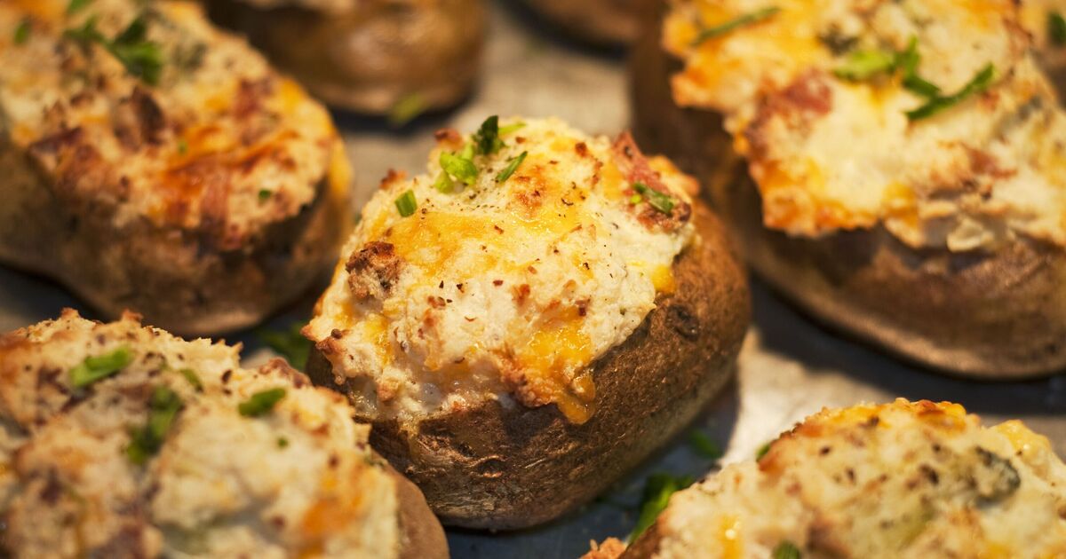 Les pommes de terre en veste auront une peau croustillante et un intérieur moelleux si vous passez à 1 méthode de cuisson