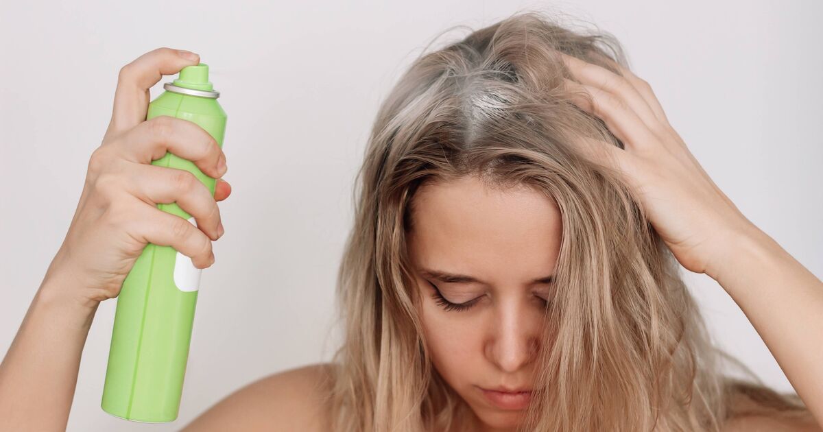 N'utilisez pas de shampoing sec sur cheveux gras car le produit de maquillage fonctionne beaucoup mieux