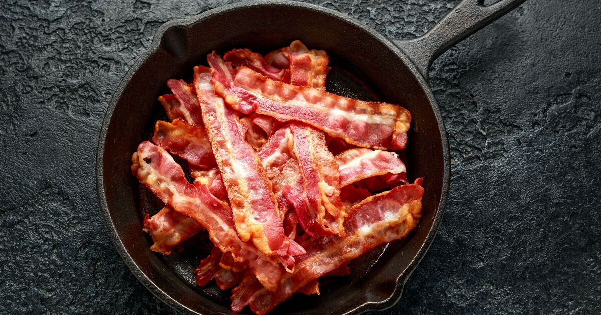 Le bacon sera très croustillant et « ne brûlera pas » lorsqu'un ingrédient de base est ajouté à la poêle
