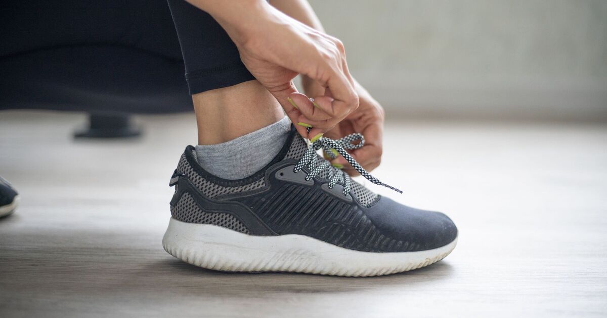 Les baskets malodorantes devraient être placées dans un endroit étrange pour les débarrasser du pong