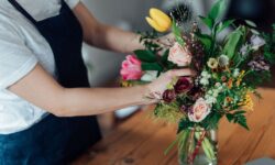 Les fleurs fanées auront une nouvelle vie grâce à des ustensiles de cuisine