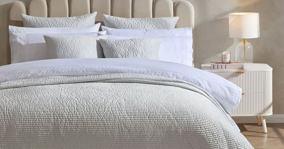 Le couvre-lit « luxueux » donne une ambiance similaire à la couette White Company à 230 £ mais coûte 186 £ moins cher