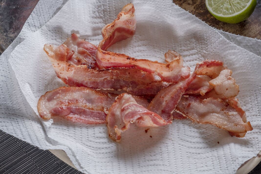 Bacon Cuit Sur Une Serviette En Papier