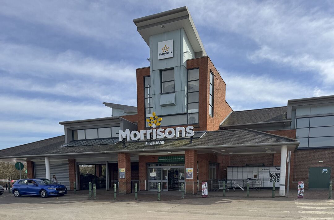 Vue extérieure de l'entrée principale du supermarché Morrisons Vue extérieure de l'entrée principale du supermarché Morrisons
