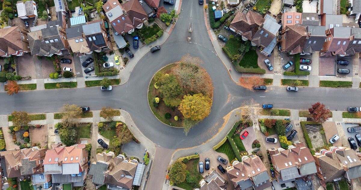 Un expert en conduite automobile explique que les automobilistes se trompent sur la simple règle de signalisation des ronds-points