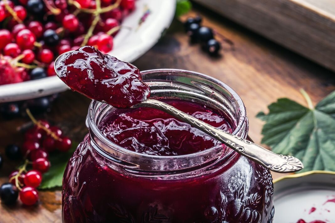 Groseilles rouges et noires. confiture de groseilles rouges aux baies fraîches Groseilles rouges et noires. confiture de groseilles rouges aux baies fraîches