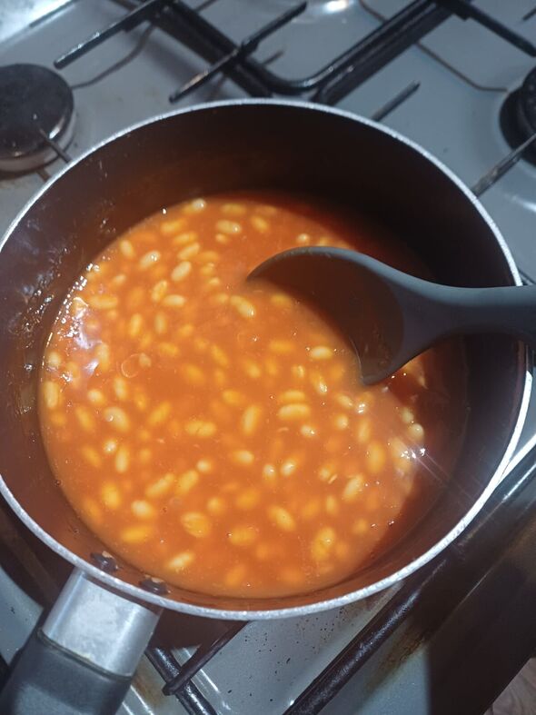 Fèves au lard sur la plaque de cuisson