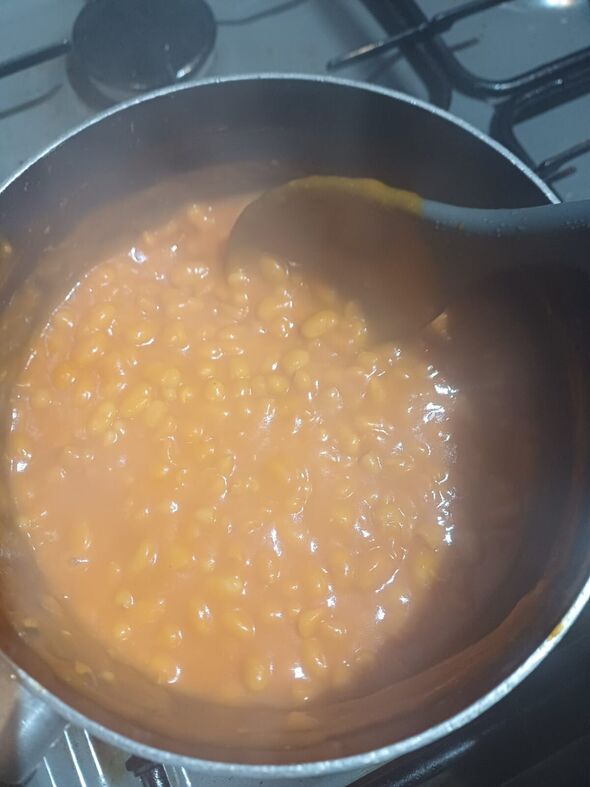 Fèves au lard sur la plaque de cuisson